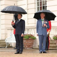 Sebagai gantinya, para tokoh dunia ini melakukan salam dengan menangkupkan kedua tangan di depan dada. Salam ini juga umum diterapkan di beberapa negara Asia Tenggara termasuk Indonesia. Salam Namaste terpaksa dilakukan untuk membatasi kontak jarak dekat demi mencegah penularan virus Corona. Pangeran Charles sendiri merupakan survivor COVID-19. Ia positif terpapar virus pada 25 Maret 2020. Foto: Getty Images/WPA Pool