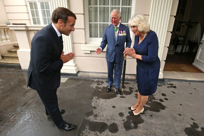 Didampingi istrinya Duchess of Cornwall Camilla, Pangeran Charles menyambut Macron di kediaman mereka, Clarence House. Menjalani era New Normal, keduanya tak lagi menyapa dengan berjabat tangan atau pelukan, budaya yang umum dilakukan orang Eropa. Foto: Getty Images/WPA Pool