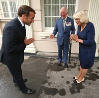 Didampingi istrinya Duchess of Cornwall Camilla, Pangeran Charles menyambut Macron di kediaman mereka, Clarence House. Menjalani era New Normal, keduanya tak lagi menyapa dengan berjabat tangan atau pelukan, budaya yang umum dilakukan orang Eropa. Foto: Getty Images/WPA Pool