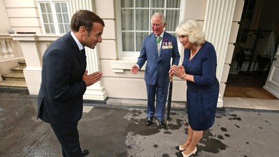 Momen Presiden Prancis Salam Namaste ke Pangeran Charles di Era New Normal