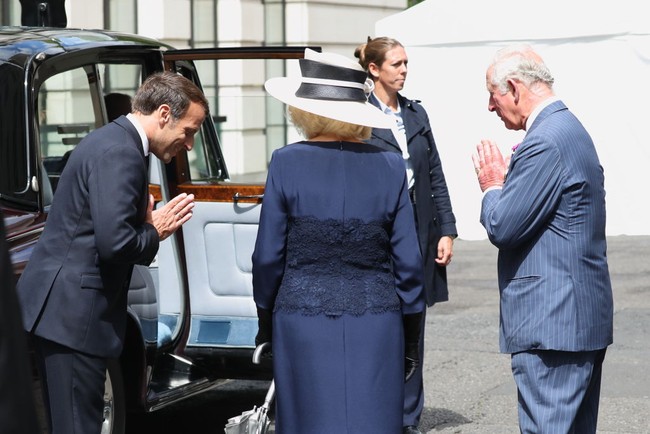 Saat meninggalkan Clarence House, Emmanuel Macron dan Pangeran Charles pun saling memberikan salam Namaste dan menundukkan kepala tanda hormat. Foto: Getty Images/WPA Pool