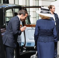 Saat meninggalkan Clarence House, Emmanuel Macron dan Pangeran Charles pun saling memberikan salam Namaste dan menundukkan kepala tanda hormat. Foto: Getty Images/WPA Pool