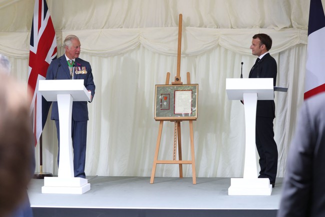 Saat foto bersama, keduanya pun menjaga jarak sekitar 1,5 meter. Kala itu cuaca sedang sedikit mendung dan turun rintik hujan. Begitu juga saat memberikan pidato. Keduanya terlihat berdiri di podium terpisah dengan jarak 1,5 meter, yang merupakan jarak aman untuk menghindari droplet. Foto: Getty Images/WPA Pool