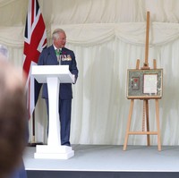 Saat foto bersama, keduanya pun menjaga jarak sekitar 1,5 meter. Kala itu cuaca sedang sedikit mendung dan turun rintik hujan. Begitu juga saat memberikan pidato. Keduanya terlihat berdiri di podium terpisah dengan jarak 1,5 meter, yang merupakan jarak aman untuk menghindari droplet. Foto: Getty Images/WPA Pool