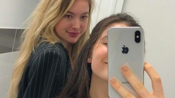 Sudah tentu iPhone menjadi smartphone pilihan Eve dan juga teman-temannya. Foto: Instagram