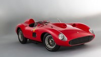 Ferrari 335 S 1957. Satu lagi mobil unit terbatas yang diproduksi Ferrari. Pada tahun 1957 pabrikan asal Italia ini hanya membuat empat buah saja. Ditenagai mesin 4.0 liter V12, mobil ini merupakan jawaban Ferrari atas dominasi Maserati 450S di kala itu. Di tahun 2016 mobil ini laku dengan banderol USD 35.730.000 (rp 508,9 miliar). Foto: motortrend