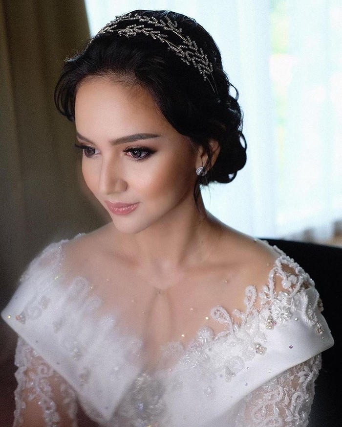 Cantiknya Angelica Simperler Berbusana Pengantin di Hari Pernikahan