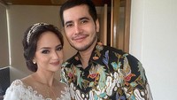 Busana putih tersebut dipadu dengan riasan natural dan tata rambut yang sederhana namun cocok. (Foto: dok. Instagram @agungsaputrabm)