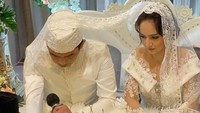 Sang artis kini resmi menjadi istri dari Rico Hidros Daeng, seorang duda dari almarhum Saphira Indah. (Foto: dok. Instagram @agungsaputrabm)