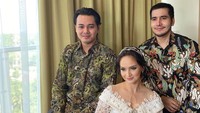 Angelica berpose bersama rekan-rekannya sebelum akad. (Foto: dok. Instagram @agungsaputrabm)