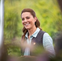 Menurut Rebecca, masker hanya wajib dipakai saat berada di transportasi umum. Walaupun orang terkadang tetap memakainya di dalam toko, terutama jika sedang ramai orang. Di luar  kondisi itu, pergi tanpa masker bukan masalah.  Publik hanya perlu memerhatikan social distancing, kicau Rebecca. (Foto: Getty Images/WPA Pool)