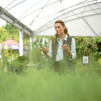 Kate Middleton menyambangi sebuah perkebunan lokal di Norfolk pada Jumat (19/6/2020). Perempuan 38 tahun itu datang sendiri tanpa didampingi Pangeran William. Menurut Daily Mail, suaminya melakukan kunjungan ke sebuah toko bakery lokal. (Foto: Getty Images/WPA Pool)