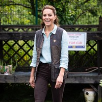 Gaya kasual menjadi andalan Kate Middleton kali ini. Ia memakai kemeja biru yang dibungkus gilet, semacam rompi berkantong, keluaran label Fjallraven. Outerwear tersebut diketahui berharga 175 pound sterling atau sekitar Rp 3 juta. (Foto: Getty Images/WPA Pool)