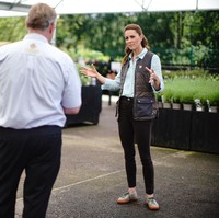 Meski tanpa masker, Kate Middleton tetap menerapkan protokol kesehatan. Ia menjaga jarak ketika berbicara dengan orang lain. (Foto: Getty Images/WPA Pool)
