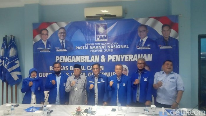 Gubernur Jambi Fachrori Umar mengembalikan formulir pencalonan pilgub 2020 ke Kantor PAN.