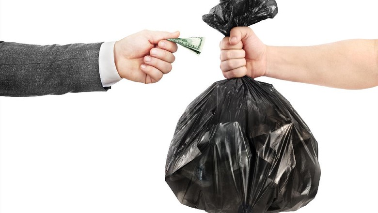 Ilustrasi kantong plastik belanja The concept of recycling. A male hand in a jacket transfers money to the other hand in exchange for a garbage bag.