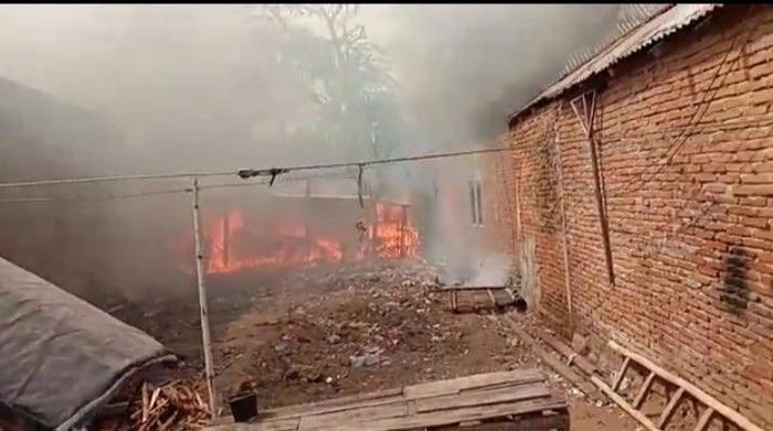 Imbas kericuhan warga dari dua Desa di Bima NTB, puluhan rumah terbakar