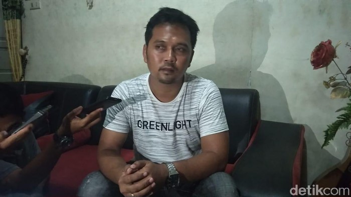 Joko Sugiarto, kakak mahasiswi yang melaporkan pimpinan DPRD Tapteng ke BK DPRD Tapteng (Abdi Somat/detikcom)