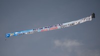 Begini penampakan spanduk raksasa yang mengkampanyekan new normal yang terlihat di langit Jakarta hari ini, Sabtu (20/6/2020).