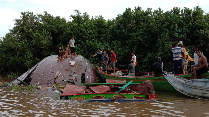 Kapal Angkut Sembako Karam Ditabrak Kapal Asing di Perairan Sungai Musi Sumsel