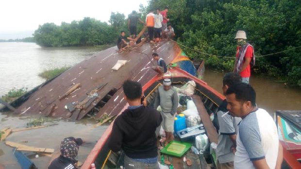 Kapal Angkut Sembako Karam Ditabrak Kapal Asing di Perairan Sungai Musi Sumsel
