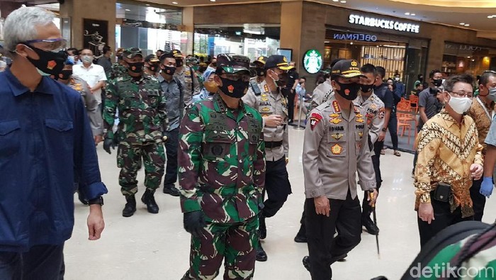 Kapolri Jenderal Idham Aziz dan Panglima TNI Marsekal Hadi Tjahjanto menecek pengawalan new normal di Semarang