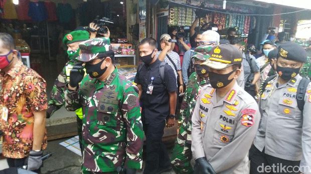 Kapolri Jenderal Idham Aziz dan Panglima TNI Marsekal Hadi Tjahjanto menecek pengawalan new normal di Semarang