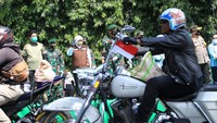 Ratusan peserta baksos tersebut terdiri dari berbagai komunitas di Malang Raya, mulai dari komunitas mobil, motor, becak motor, hingga sepeda onthel. Para anggotanya pun mulai dari lanjut usia, dewasa, hingga remaja. Mereka akan mengantarkan sebanyak 3.250 paket baksos ke lima kecamatan di Malang Raya, yakni Kecamatan Kedung Kandang, Lowok Waru, Klojen, Blimbing, dan Sukun.