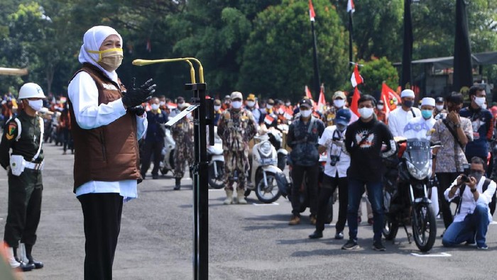 Khofifah Lepas Peserta Baksos New Normal di Malang Gubernur Jawa Timur, Khofifah Indar Parawansa bersama Mayjen TNI Tri Yuniarto melepas keberangkatan peserta baksos di Malang.