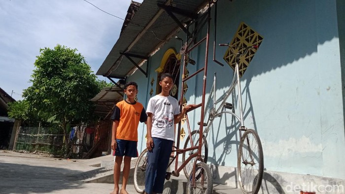 M Ikhsan dan sepeda setinggi 3,5 meter rancangannya