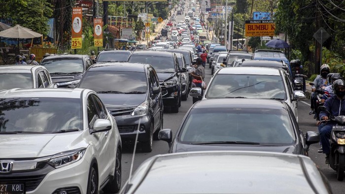 Sejumlah wisatawan melakukan swafoto dengan latar belakang, Masjid Attawun, Puncak, Kabupaten Bogor, Jawa Barat, Sabtu (20/6/2020). Masjid Attawun mulai ramai dikunjungi wisatawan sejak diberlakukan Pembatasan Sosial Berskala Besar (PSBB) proporsional di Kabupaten Bogor. ANTARA FOTO/Yulius Satria Wijaya/aww.