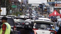 Suasana kepadatan kendaraan di jalur wisata Jalan Raya Puncak, Kabupaten Bogor, Jawa Barat, Sabtu (20/6/2020).