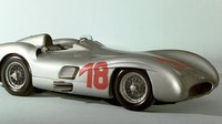 Mercedes-Benz W196 1954. Berbeda dengan dua jenis mobil sebelumnya, Mercedes-Benz W196 adalah mobil balap Formula 1. W196 mendominasi dua musim balapan jet darat bersama dua driver-nya, Juan Manuel Fangio dan Stirling Moss. Pada sebuah lelang yang dilangsungkan 2013, sasis mobil tersebut laku terjual USD 29.600.000 (Rp 421,5 miliar). Foto: mercedesamff1.com