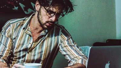 Gaya Ngopi Michele Morrone, Aktor Utama Film 365 Days yang Hot