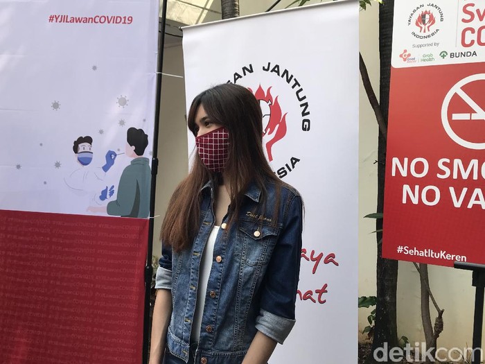 Mikha Tambayong dalam acara YJI Lawan Covid.