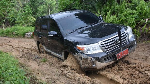 Mobil dinas Gubernur Sulawesi Barat (Sulbar), Ali Baal Masdar, terjebak di jalan rusak parah saat digunakan mengunjungi salah satu desa di pedalaman (dok. Istimewa)