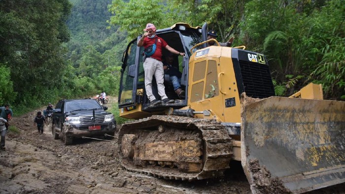 Mobil dinas Gubernur Sulawesi Barat (Sulbar), Ali Baal Masdar, terjebak di jalan rusak parah saat digunakan mengunjungi salah satu desa di pedalaman (dok. Istimewa)