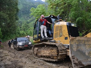 Kunjungi Desa di Pelosok, Mobil Gubernur Sulbar Terperosok di Jalan Rusak