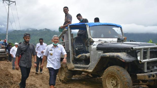 Mobil dinas Gubernur Sulawesi Barat (Sulbar), Ali Baal Masdar, terjebak di jalan rusak parah saat digunakan mengunjungi salah satu desa di pedalaman (dok. Istimewa)