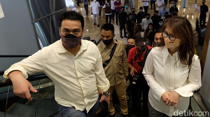 Momen Wagub DKI Cek Kesiapan Protokol Kesehatan di Mal Wakil Gubernur DKI Jakarta Ahmad Riza Patria melakukan koordinasi terkait pelaksanaan protokol kesehatan yang dilakukan di Mal Central Park, Jakarta.