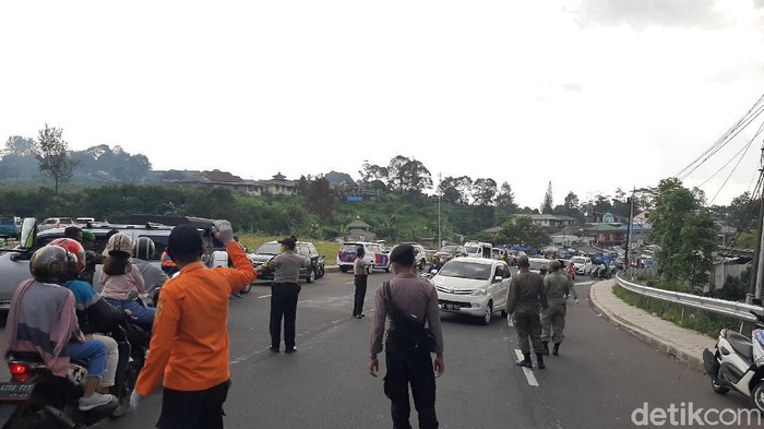 Gugus Tugas Percepatan Penanganan Covid-19 Provinsi Jabar bersama Pemkab Bogor menggelar tes rapid massal di kawasan wisata Puncak, Bogor, Sabtu (20/6).