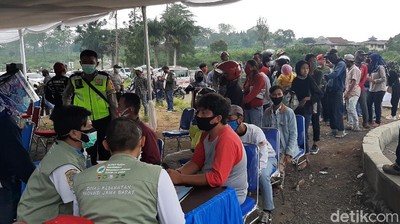 Nah Loh! Ratusan Wisatawan Puncak Jalani Rapid Test Massal