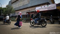 Beberapa warga setempat atau sekitar Pasar Minggu terlihatmasih beraktivitas seperti biasa di sekitar lokasi.
