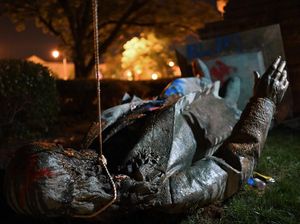Deretan Patung Ditumbangkan Demonstran George Floyd Bertambah