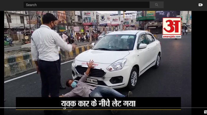 Pemuda India Adang Mobil di Jalan supaya bisa dites corona