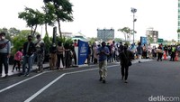 Berdasarkan pantauan detikcom di hari Sabtu (20/6/2020) ini, mal tersebut tampak ramai diserbu masyarakat. Mulai dari pintu masuk terlihat antrean masyarakat yang menunggu giliran diizinkan masuk mal.