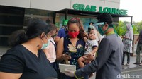 Meski padat antrean, petugas tetap menerapkan protokol kesehatan dengan tegas. Masyarakat yang mengantre diminta melakukan scan barcode lewat aplikasi yang disediakan pihak manajemen mal dan diwajibkan memakai masker.