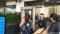 Kemudian pengunjung juga diharuskan membersihkan tangan dengan handsanitizer yang disediakan di setiap pintu masuk mal. Setelah itu, masyarakat juga harus melalui pemeriksaan barang bawaan di pintu masuk.