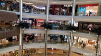 Mulai dari lantai lower ground (LG) yang merupakan lantai khusus tenant-tenant food & beverage dan ritel modern tampak ramai oleh pengunjung. Pengunjung tampak mengisi nyaris semua restoran di lantai tersebut. Meski begitu, tetap ada jarak yang diberlakukan di sana. Sehingga untuk pengunjung yang berminat makan di restoran yang sudah penuh, harus mau mengantre menunggu giliran.
