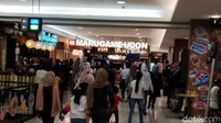 Namun, menginjak lantai 1-2 mal tersebut, terlihat hanya ada segelintir orang yang lalu lalang dan mengisi resto-resto yang ada di lantai-lantai atas mal. Terutama untuk tenant kecantikan hingga seni.